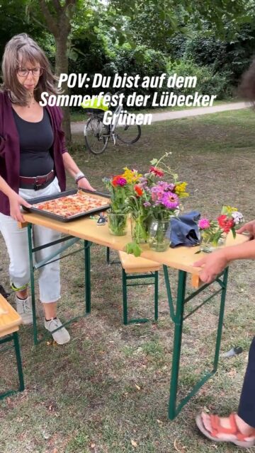 Was für ein schönes Sommerfest! 💚🌻
Unser Sommerfest war ein voller Erfolg – mit vielen guten Gesprächen, leckerem Essen, guter Stimmung und vor allem: tollen Menschen. Danke an alle, die dabei waren, mit uns gefeiert, diskutiert und den Nachmittag so besonders gemacht haben!
Wir freuen uns schon auf das nächste Mal! 🌱