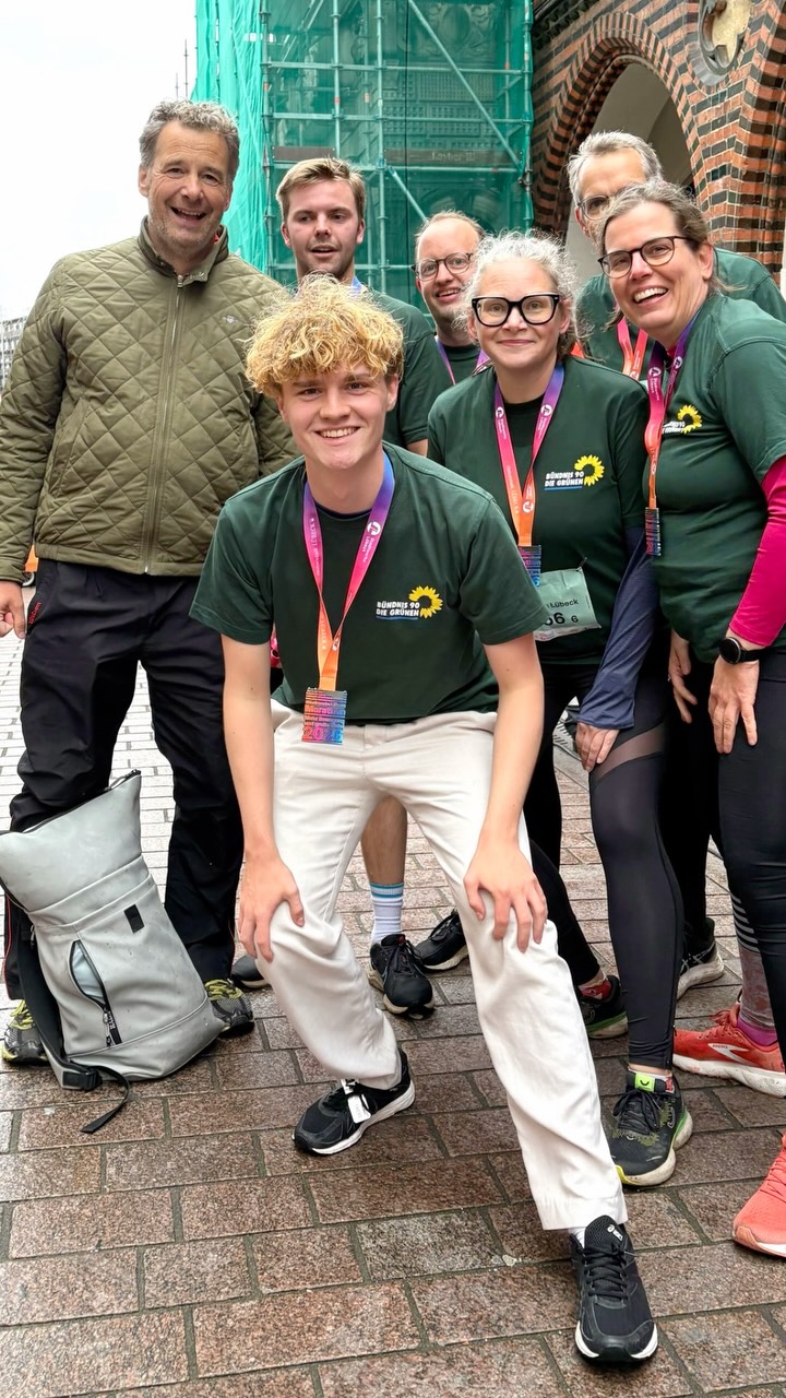 Magische Momente beim Lübeck Marathon! 🏃♀️Bei bestem norddeutschen Wetter waren wir natürlich auch wieder mit einer Staffel am Start 💪 Was für ein fantastisches Erlebnis auf und neben der Strecke. Vielen Dank an die Organisator*innen, die Sponsor*innen, die vielen freiwilligen Helfer*innen und natürlich an all die Menschen, die uns Läufer*innen so angefeuert haben! Und wenn man dann am Ende noch weit vor der SPD landet, macht’s natürlich nochmal doppelt Spaß 😉😘
Nächstes Jahr sind wir wieder am Start! 💚
#marathon #lübeck #sport #politik